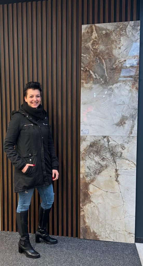 właścicielka biura projektowania wnętrz na tle lameli i płytek